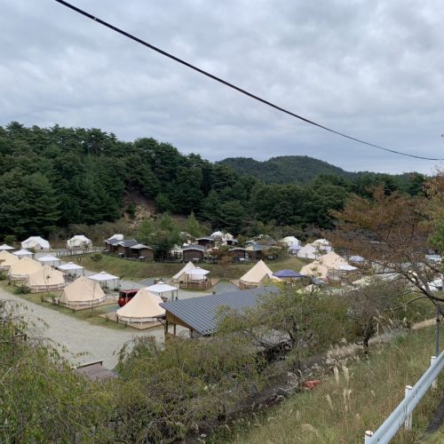 京都の北の山奥に位置するグランピング施設「GRAX PREMIUM CAMPRESORT 京都るり渓」