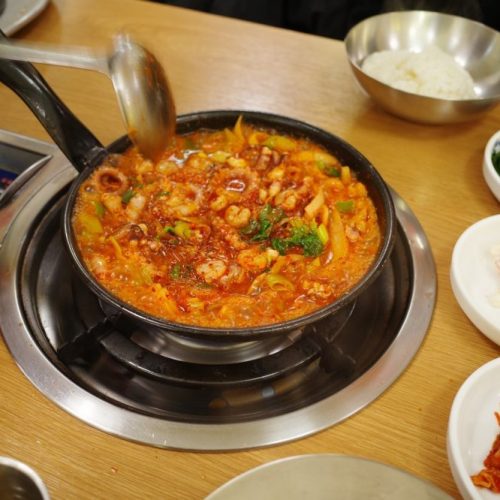 スープたっぷりなのが釜山式ナクチポックンの特徴