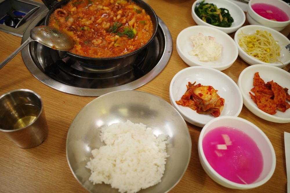 釜山式ナクチポックンはご飯にかけて食べます