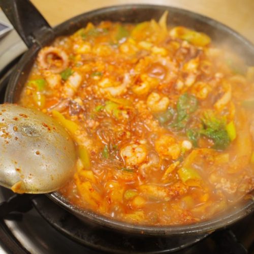 釜山のナクチポックンはスープたっぷり
