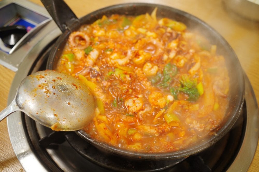釜山のナクチポックンは鍋で煮込む感じ