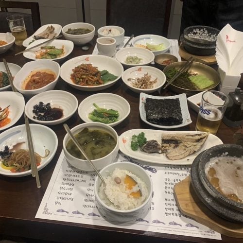 モデル事務所STANFORD所属の青山友の好きなもの①韓国飯。テーブルにところ狭しと料理が並ぶのが韓国風。