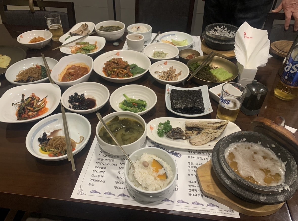 モデル事務所STANFORD所属の青山友の好きなもの①韓国飯。テーブルにところ狭しと料理が並ぶのが韓国風。