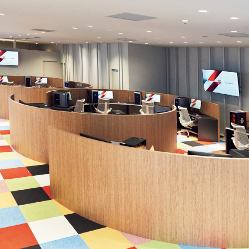 「クレイジーラクーン」のオフィス兼ストアに潜入！“渋谷の新名所”は60台のハイスペックPCを無料開放中
