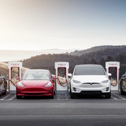 「Tesla（テスラ）」の主力製品であるミッドサイズセダン「Model 3」と、ミッドサイズSUV「Model Y」