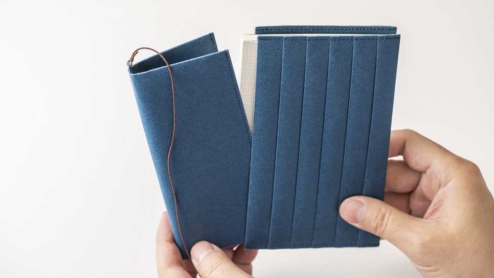 【斬新なブックカバー】どんな厚さの文庫本も、何度でも包む。超便利な『和包カバー』が登場です！